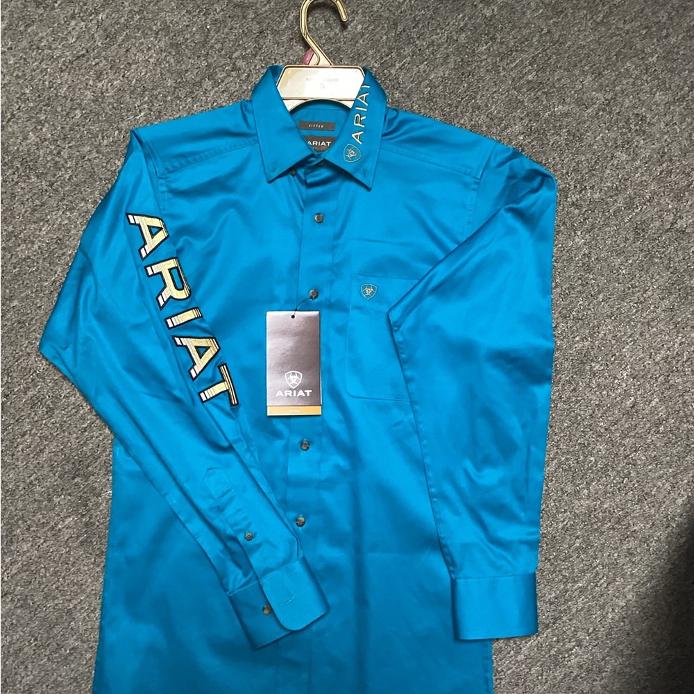 Selling this beautiful Ariat FITTED shirt, color is “DEEP TURQUOISE”.